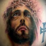 Фото тату Иисуса Христа №553 - классный вариант рисунка, который легко можно использовать для переделки и нанесения как тату иисуса христа за столом