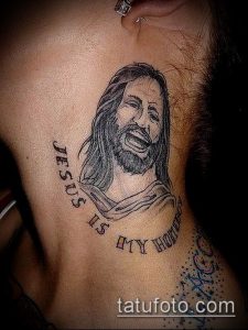 Фотография простой татуировки с изображением Иисуса Христа и надписью 'JESUS IS MY HOMEBOY' на боку человека. Черно-белый рисунок в минималистичном стиле.