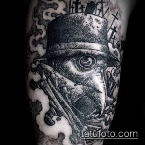 Фото тату чумного доктора в стиле blackwork. Изображение выполнено полностью в черном цвете с использованием графических элементов.