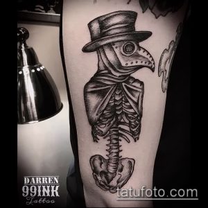 Фотография черно-белой татуировки с изображением чумного доктора и скелета. Тату выполнено в графическом стиле с использованием четких линий и теней.