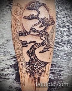 Черно-белое фото тату на руке с изображением дерева и луны. Стиль blackwork, детализированная проработка, контрастный рисунок.