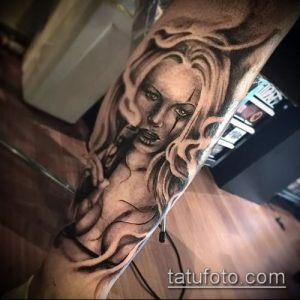 Черно-серая татуировка на предплечье с изображением плачущего клоуна, с детально проработанными слезами и выразительным взглядом. Идеальный эскиз тату для любителей драматических образов.