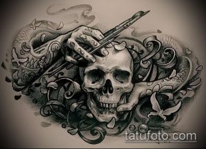 Черно-серый рисунок татуировки с изображением черепа, держащего кисть для рисования. Вокруг черепа – растительные узоры и бабочки.