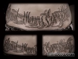 Фото тату на животе с надписью 'Heart Means Everything' выполненной в стиле леттеринг. Черно-белая татуировка с декоративными элементами.