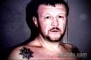Фото тату на шее мужчины: звезда с восемью лучами, выполненная в традиционной тюремной технике.