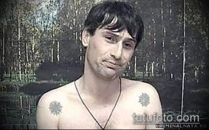 Фото тату на ключицах мужчины: две звезды, выполненные в традиционной тюремной технике.