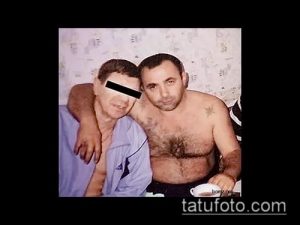 Фото тату звезды на плече мужчины, выполненной в традиционном стиле. Черно-белый рисунок татуировки с четкими контурами.