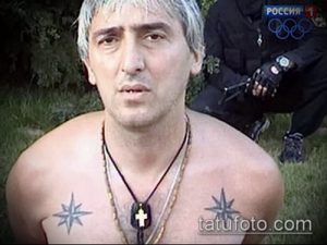 Фото тату на груди мужчины: звезды, крест, выполненные в традиционном тюремном стиле.