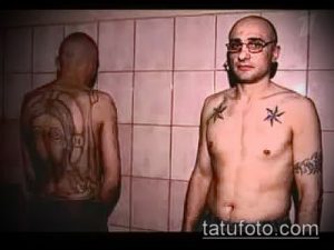 Фото тату на теле мужчины: портрет женщины на спине, звезды на груди, выполненные в традиционном тюремном стиле.