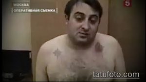 Фото тату звезд на груди мужчины. Черно-серые татуировки в виде звезд, расположенные на груди. Фотография сделана в помещении.
