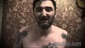 Фото тату звезд на груди мужчины. Черно-серые татуировки в виде звезд, расположенные симметрично на груди. Фотография сделана в помещении.