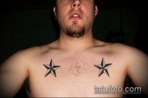 Фото тату: две классические морские звезды на груди мужчины, выполненные в традиционном стиле. Простой и лаконичный рисунок татуировки.