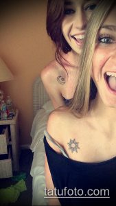 Фото тату солнца и луны на груди девушки. Красивый и символичный рисунок татуировки, олицетворяющий гармонию и баланс.