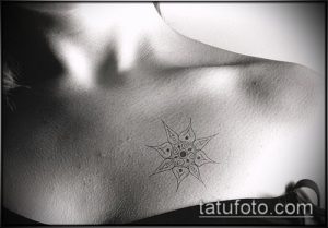 Фото татуировки в виде звезды на шее. Черно-белый рисунок с тонкой проработкой деталей.
