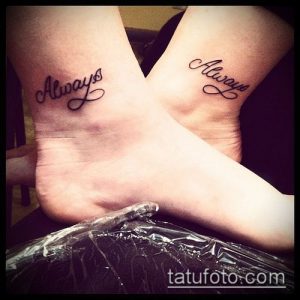 Фото парных тату с надписью "Always" на лодыжках. Черные, изящные надписи, выполненные каллиграфическим шрифтом.