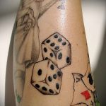 Фото тату игральные кости №293 - прикольный вариант рисунка, который легко можно использовать для переделки и нанесения как тату игровые кости на руке