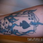Фото тату игральные кости №810 - достойный вариант рисунка, который успешно можно использовать для преобразования и нанесения как тату игральные кости на шее