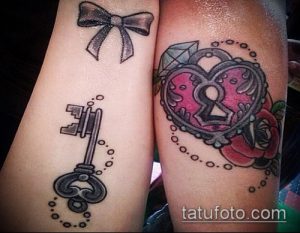 Фото парных татуировок: на одной руке ключ, на другой – замок с розой. Черно-белые тату с точками и узорами.