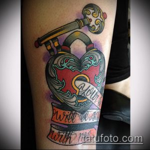Фото тату: татуировка на руке с изображением замка, ключа и надписи 'Write your story with ink'.