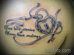 Фото тату замок и ключ с романтической надписью 'True love stories Never have endings'. Черно-серый рисунок татуировки на плече.