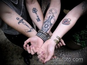 Фото тату: несколько татуировок на руках людей - ключ, замок, бутылка с зельем, меч. Разнообразные рисунки в стиле олдскул.