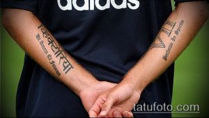Фото двух рук с татуировками. На одной руке - девичья надпись на санскрите, на другой - римские цифры и латинская фраза.