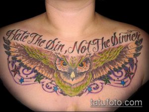 Фото тату на груди мужчины с изображением совы и надписью 'Hate The Sin, Not The Dinner'. Цветная татуировка выполнена в стиле олдскул.