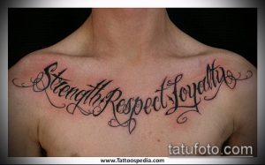 Фото тату на груди мужчины с надписью 'Strength Respect Loyalty'. Черно-белый рисунок татуировки выполнен каллиграфическим шрифтом с декоративными элементами.