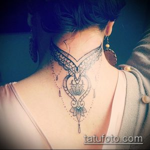 Фото тату: изящная татуировка, имитирующая ожерелье с цветочными элементами, на затылке. Изображение демонстрирует женственный эскиз татуировки.