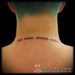 Фото тату: небольшая надпись 'sun moon stars rain' на затылке. Изображение демонстрирует минималистичный эскиз татуировки.