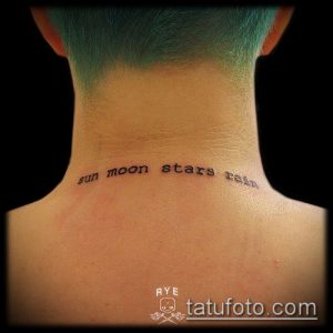 Фото тату: небольшая надпись 'sun moon stars rain' на затылке. Изображение демонстрирует минималистичный эскиз татуировки.