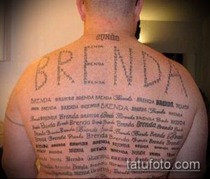 Фото тату, полностью покрывающего спину мужчины повторяющимся именем 'Brenda', выполненным в простом шрифте.