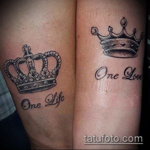 Фото парных татуировок на руках: одна с короной и надписью 'One Life', другая с короной и надписью 'One Love'. Черно-серые татуировки в реалистичном стиле.
