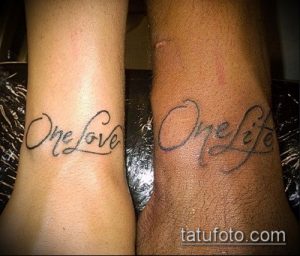 Фото парных татуировок надписи 'One Life' и 'One Love' на запястьях. Простые черно-серые татуировки, выполненные каллиграфическим шрифтом.