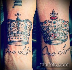 Фото парных татуировок на запястьях: одна с короной и надписью 'One Life', другая с короной и надписью 'One Love'. Цветные татуировки с использованием синего и красного.
