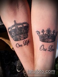 Фото парных татуировок на запястьях: одна с короной и надписью 'One Life', другая с короной и надписью 'One Love'. Черно-серые рисунки татуировок.