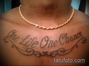 Фото тату на груди с надписью 'One Life One Chance' в готическом стиле. Мужская татуировка с темным дизайном.