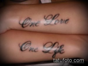 Фото тату на запястьях с надписями 'One Love' и 'One Life' черным цветом. Идеально для пар, символизирует любовь и единство.