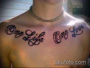 Фото тату на груди: две черные надписи 'One Life' и 'One Love' с декоративными завитками. Стильный рисунок татуировки для мужчин.