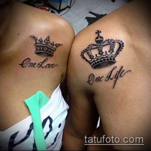 Фото парных тату на плечах: две короны с надписями 'One Love' и 'One Life'. Идеальный рисунок татуировки для влюбленных.