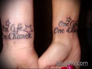Фото парных татуировок надписи 'One Life One Chance' с изображением звезд на запястьях. Черно-белые татуировки, выполненные в простом стиле.