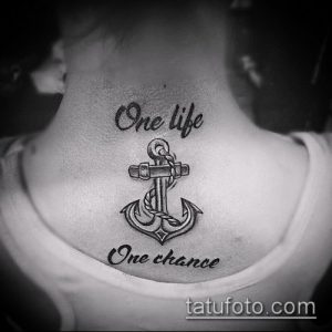 Фото тату надписи 'One Life One Chance' с изображением якоря на затылке. Черно-белая татуировка, выполненная в реалистичном стиле.