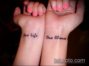 Фото парных татуировок надписей 'One Life' и 'One Chance' на запястьях. Черно-серая татуировка, выполненная простым шрифтом.