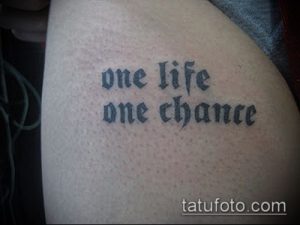 Фото простой татуировки надписи 'one life one chance' на руке. Черно-серая татуировка, выполненная готическим шрифтом.