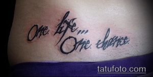 Фотография минималистичной татуировки с надписью "One life... One chance" на боку. Простой, но значимый рисунок татуировки.