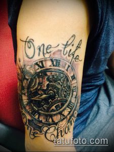 Фотография татуировки на руке с изображением часов, сердца и надписи "One Life, One Chance". Символизирует ценность времени и жизни.