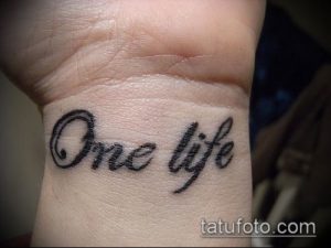 Фотография минималистичной татуировки с надписью "One life" на запястье. Идеальный выбор для тех, кто ценит простоту и смысл.
