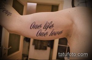 Фотография татуировки с надписью "One life One love" на предплечье. Простой, но значимый рисунок татуировки для тех, кто ценит жизнь и любовь.