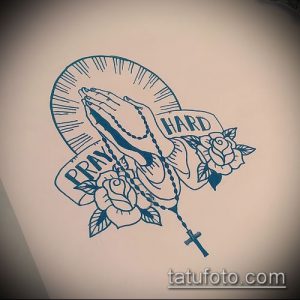 Эскиз татуировки: молящиеся руки, роза и лента с надписью 'PRAY HARD', выполненные в графическом стиле с четкими линиями.