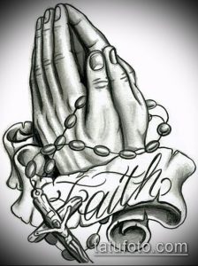 Фото эскиза тату молящихся рук, держащих четки с крестом и надписью 'Faith'. Черно-белый рисунок татуировки.
